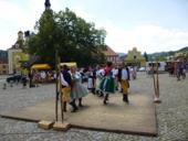 a již je odpoledne ve Vlachově Březí, kde začíná program folklorní soubor Libín